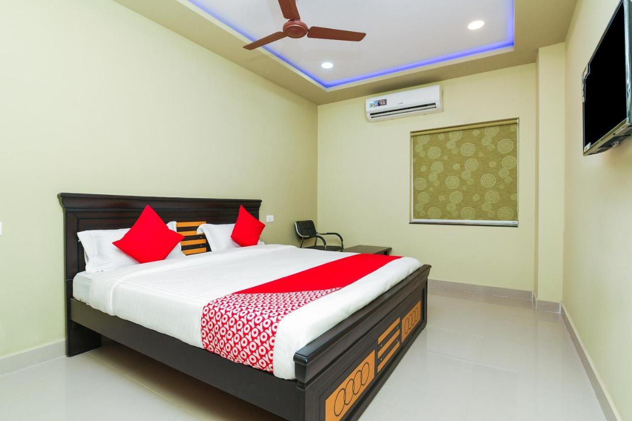 Oyo 27902 Center Point The Hotel Visakhapatnam Buitenkant foto