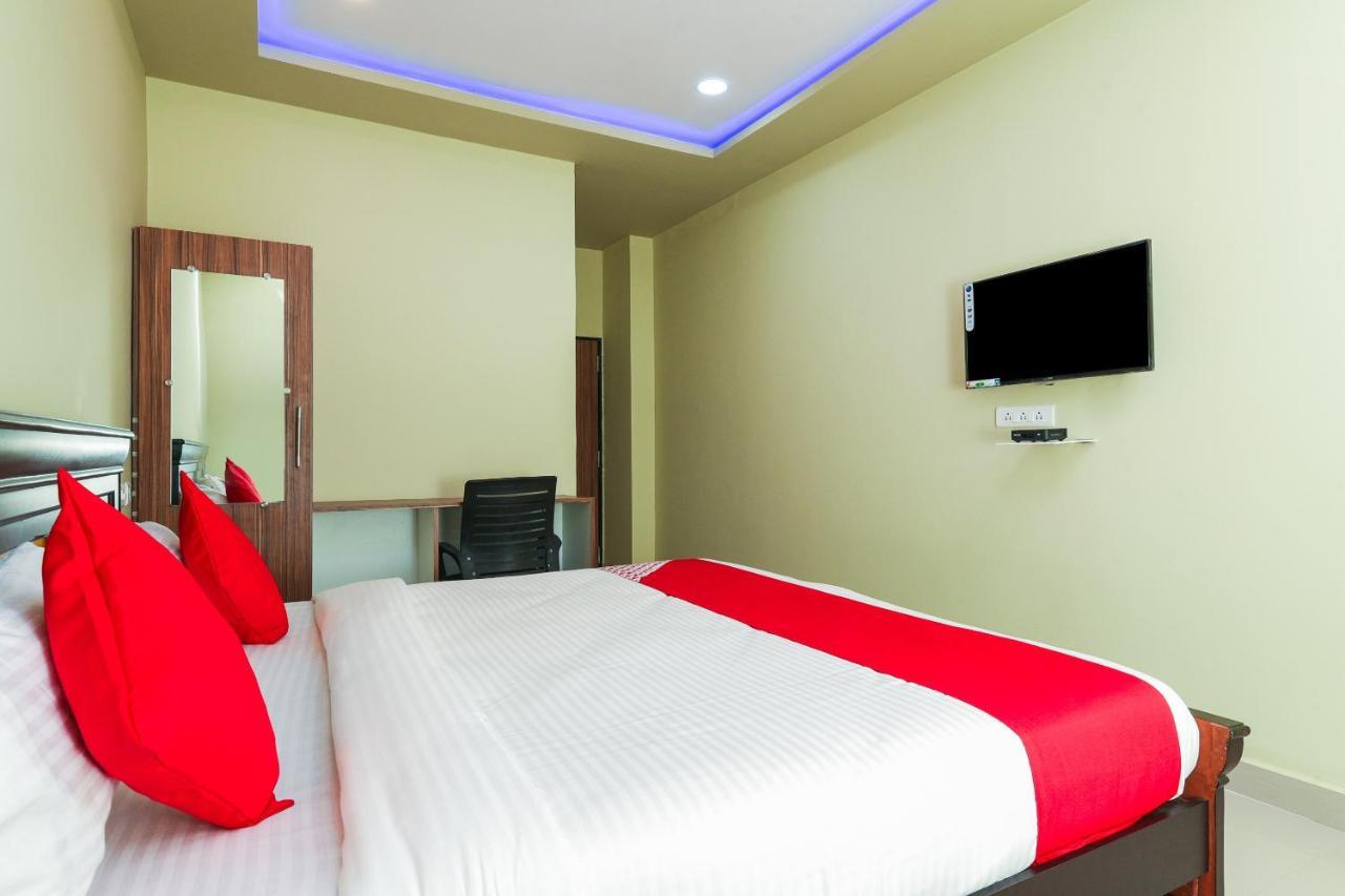 Oyo 27902 Center Point The Hotel Visakhapatnam Buitenkant foto