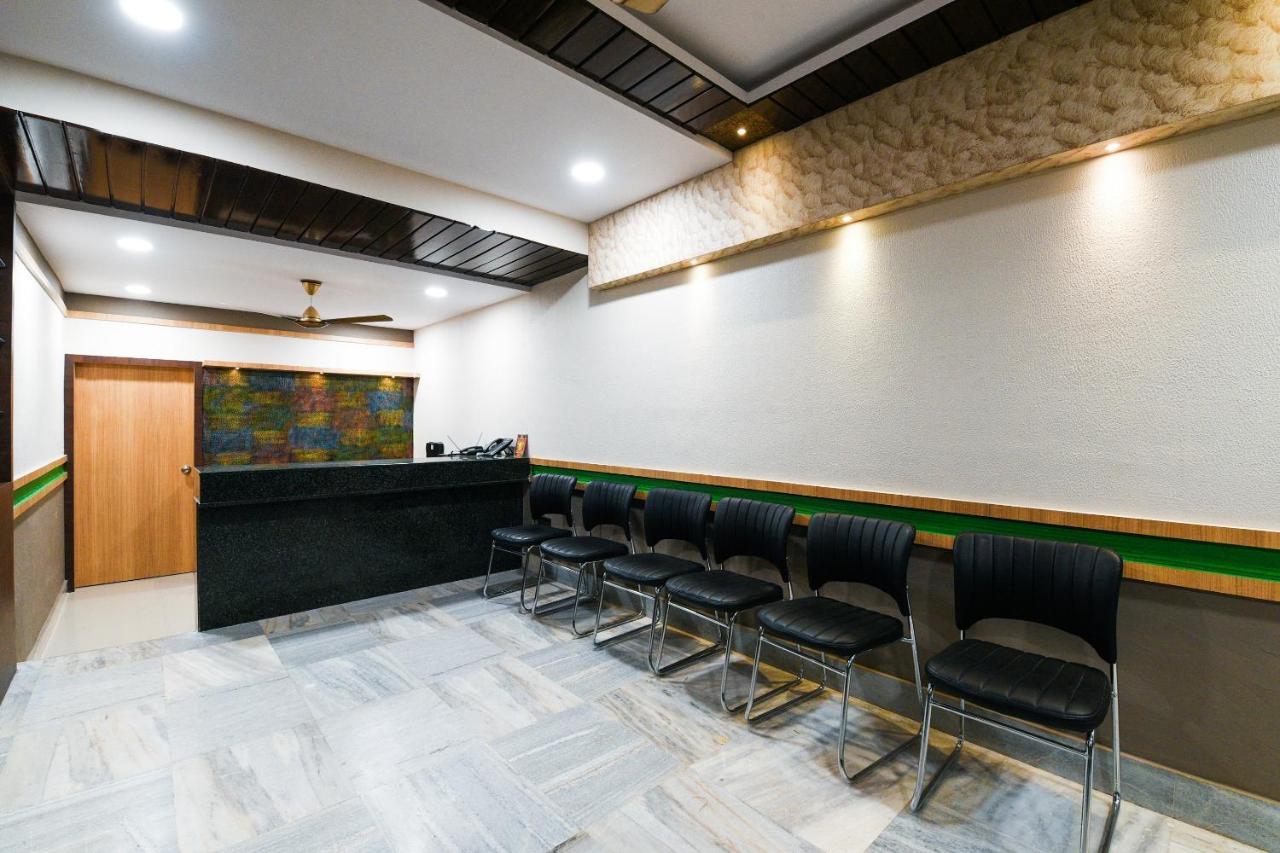 Oyo 27902 Center Point The Hotel Visakhapatnam Buitenkant foto