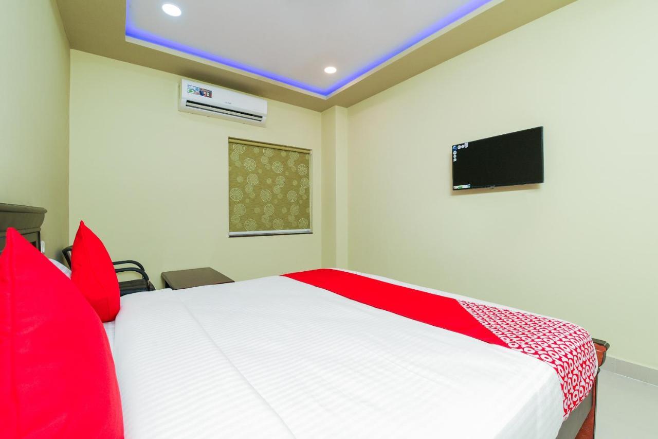 Oyo 27902 Center Point The Hotel Visakhapatnam Buitenkant foto